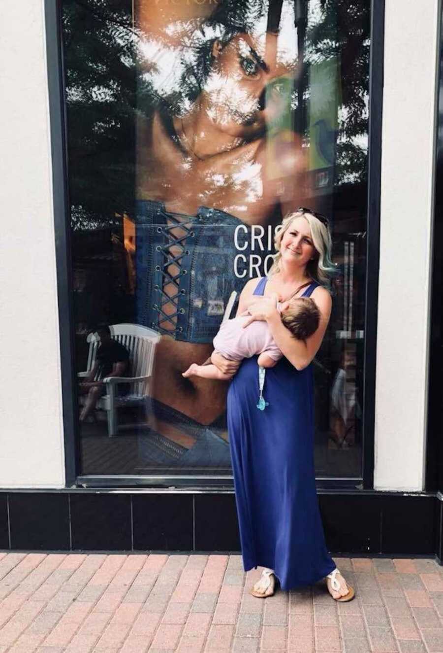 mom breastfeeding outside