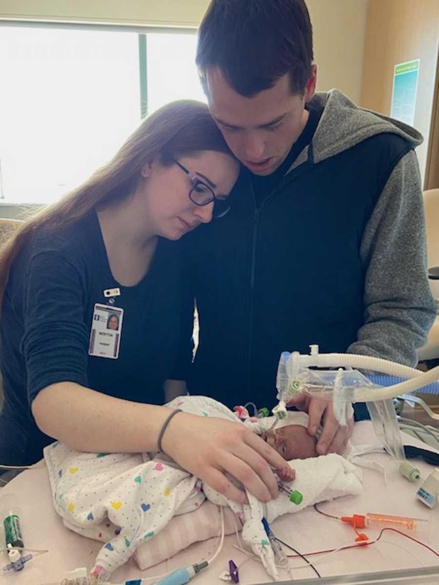 ‘I see twins!’ The doctor’s face paled. ‘I think there are five.’ Mom