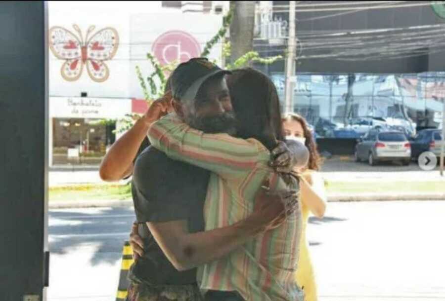 Homeless Man Reunites With Long-Lost Family After Kind Barber Gives ...